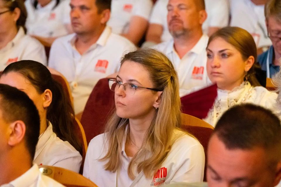 Участники первого потока полуфинала всероссийского конкурса «Быть, а не казаться!» встретились с Артёмом Шейниным Участники первого потока полуфинала всероссийского конкурса «Быть, а не казаться!» встретились с Артёмом Шейниным