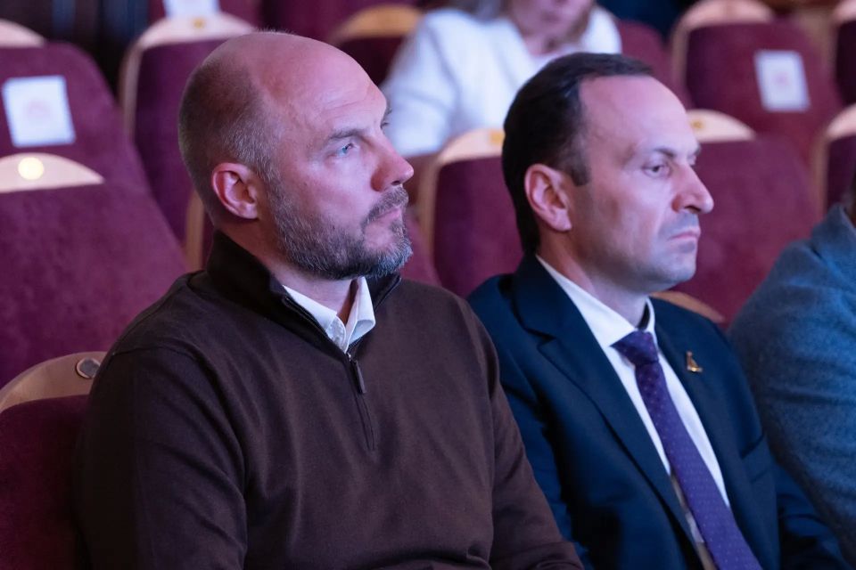 Максим Афанасьев: Сегодня состоялся отчетно-программный форум «Есть результат» и 45-я Конференция Тюменского городского местного отделения Партии «Единая Россия».Приняли участие более 300 делегатов от 315 первичных отделений Максим Афанасьев: Сегодня состоялся отчетно-программный форум «Есть результат» и 45-я Конференция Тюменского городского местного отделения Партии «Единая Россия».Приняли участие более 300 делегатов от 315 первичных отделений