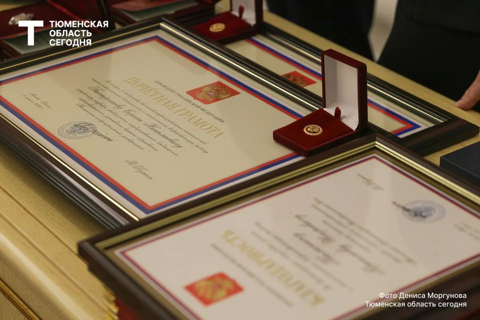Александр Моор вручил награды 50 выдающимся тюменцам накануне Дня России Александр Моор вручил награды 50 выдающимся тюменцам накануне Дня России