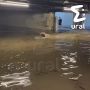Заплыв по-тюменски после ливня: в затопленном со вчерашнего вечера паркинге в ЖК «Корней» местные устроили купы-купы!