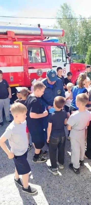 "Безопасное лето: в лагере с. Коркино прошла встреча с пожарными" "Безопасное лето: в лагере с. Коркино прошла встреча с пожарными"