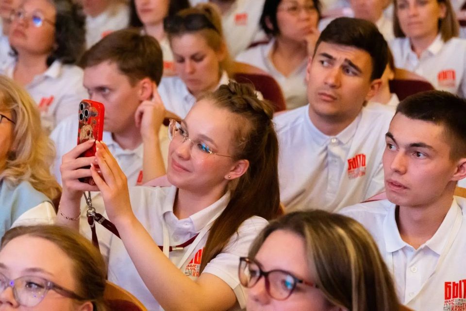 Участники первого потока полуфинала всероссийского конкурса «Быть, а не казаться!» встретились с Артёмом Шейниным Участники первого потока полуфинала всероссийского конкурса «Быть, а не казаться!» встретились с Артёмом Шейниным