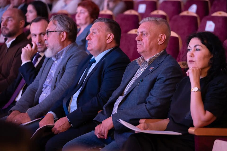 Максим Афанасьев: Сегодня состоялся отчетно-программный форум «Есть результат» и 45-я Конференция Тюменского городского местного отделения Партии «Единая Россия».Приняли участие более 300 делегатов от 315 первичных отделений Максим Афанасьев: Сегодня состоялся отчетно-программный форум «Есть результат» и 45-я Конференция Тюменского городского местного отделения Партии «Единая Россия».Приняли участие более 300 делегатов от 315 первичных отделений