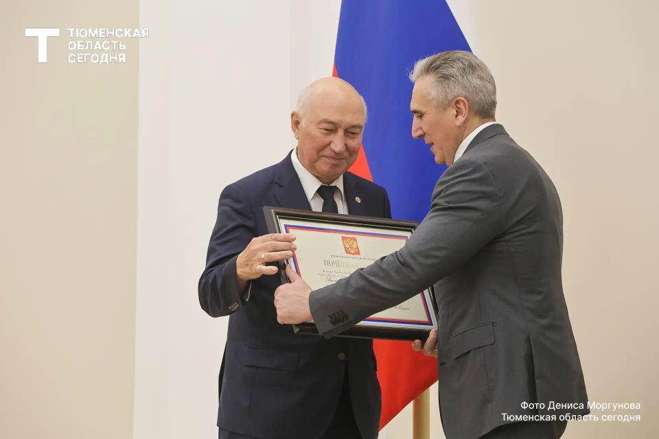 Александр Моор вручил награды 50 выдающимся тюменцам накануне Дня России Александр Моор вручил награды 50 выдающимся тюменцам накануне Дня России