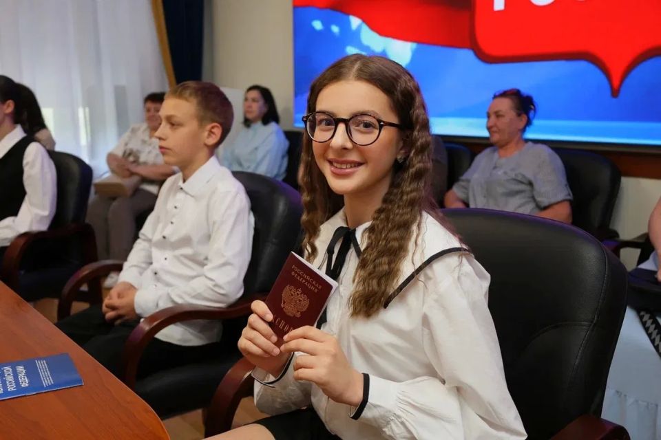 Вручил паспорта нашим 14-летним активистам Вручил паспорта нашим 14-летним активистам