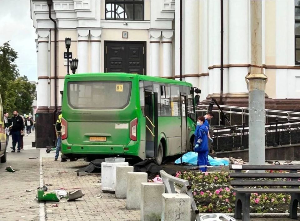 Автобус протаранил людей и врезался в стену храма4 человека погибли Автобус протаранил людей и врезался в стену храма4 человека погибли