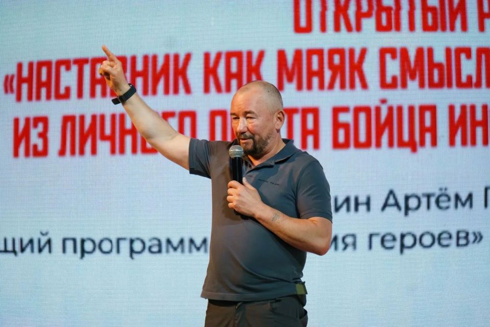 Участники первого потока полуфинала всероссийского конкурса «Быть, а не казаться!» встретились с Артёмом Шейниным Участники первого потока полуфинала всероссийского конкурса «Быть, а не казаться!» встретились с Артёмом Шейниным