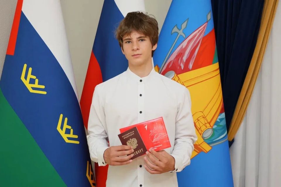 Вручил паспорта нашим 14-летним активистам Вручил паспорта нашим 14-летним активистам