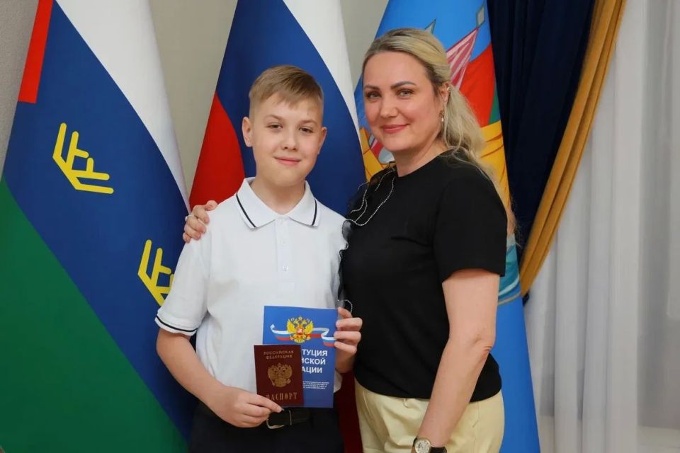 Вручил паспорта нашим 14-летним активистам Вручил паспорта нашим 14-летним активистам
