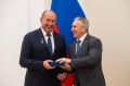 Государственные и региональные награды 50 тюменцам вручил глава Тюменской области Александр Моор в преддверии Дня России 10 июня