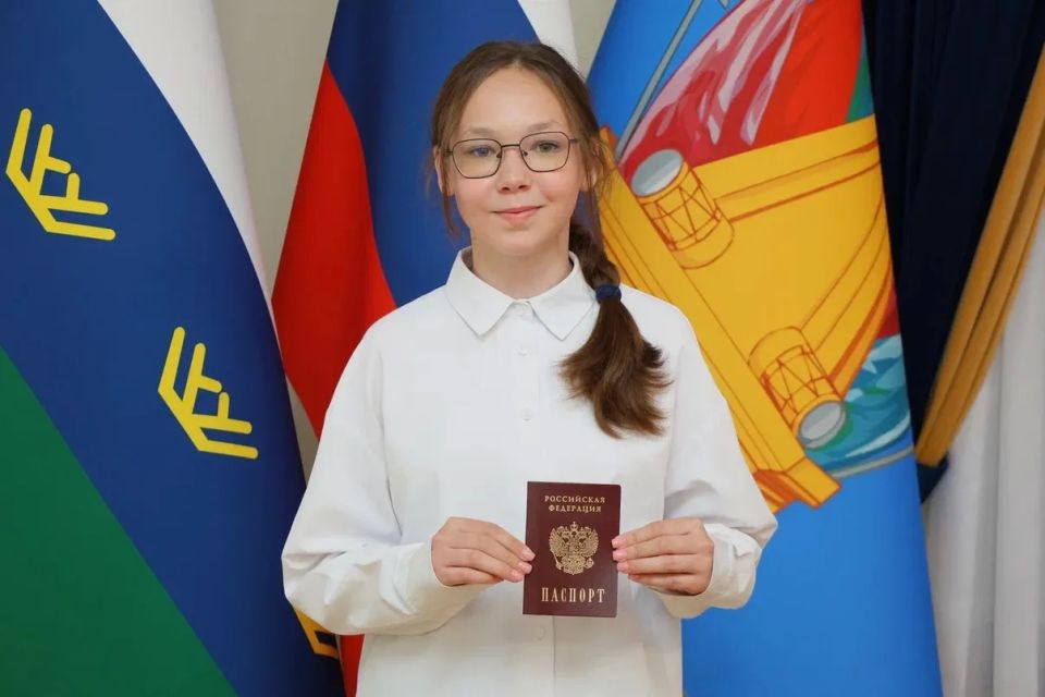 Вручил паспорта нашим 14-летним активистам Вручил паспорта нашим 14-летним активистам
