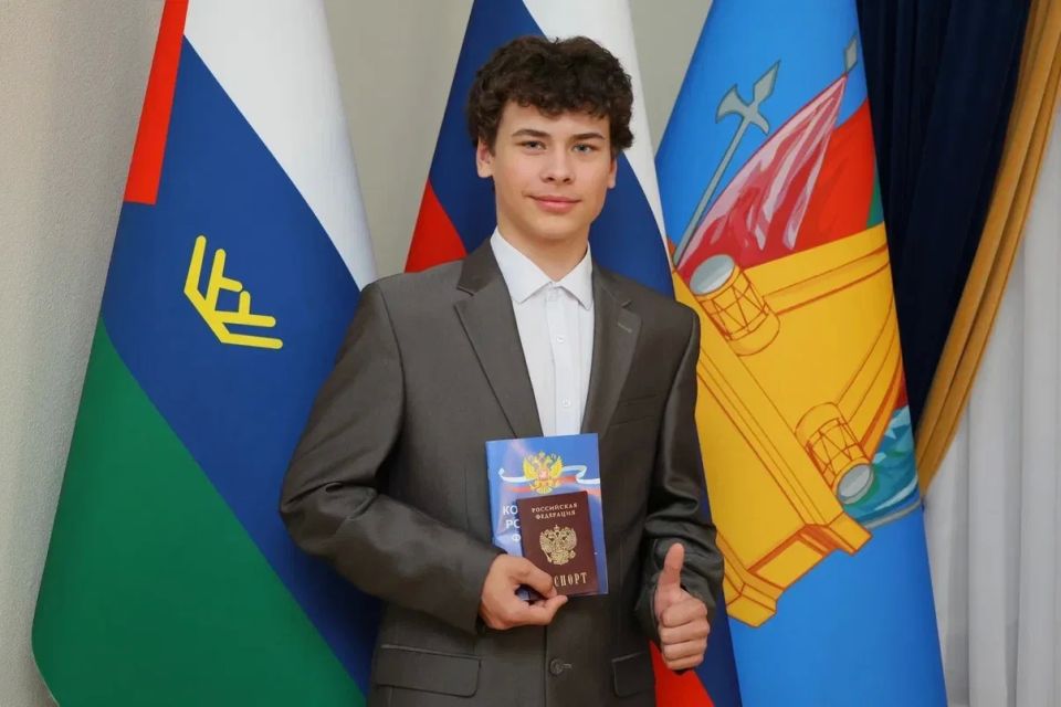 Вручил паспорта нашим 14-летним активистам Вручил паспорта нашим 14-летним активистам