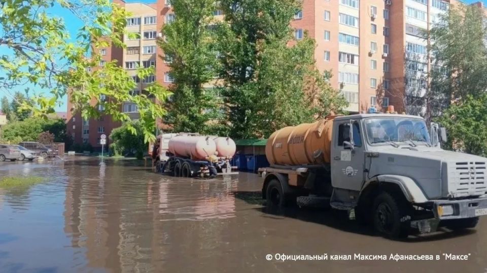 В Тюмени в ночь на 10 июня за два часа выпало 40 мм осадков, что составляет 73% месячной нормы, ряд улиц подтоплен, сообщил мэр Максим Афанасьев в канале в "Максе"