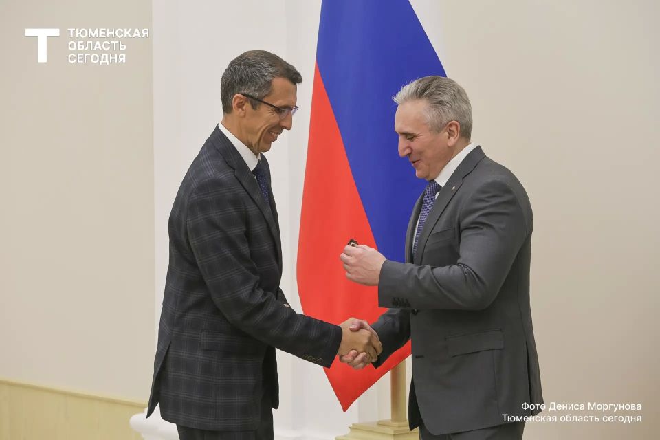 Александр Моор вручил награды 50 выдающимся тюменцам накануне Дня России Александр Моор вручил награды 50 выдающимся тюменцам накануне Дня России