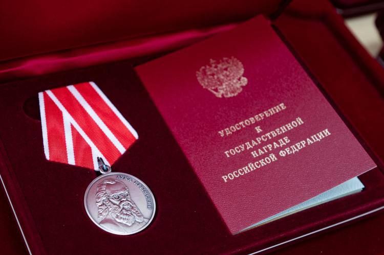 Государственные и региональные награды 50 тюменцам вручил глава Тюменской области Александр Моор в преддверии Дня России 10 июня Государственные и региональные награды 50 тюменцам вручил глава Тюменской области Александр Моор в преддверии Дня России 10 июня