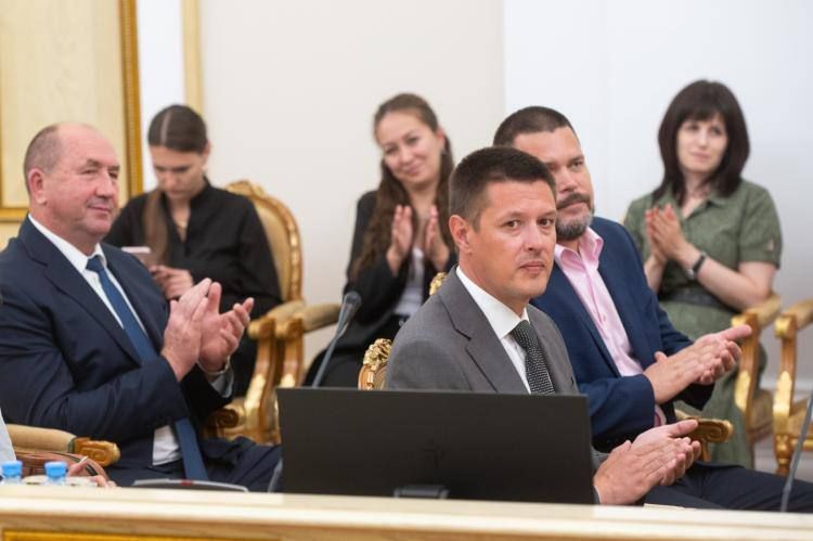 Государственные и региональные награды 50 тюменцам вручил глава Тюменской области Александр Моор в преддверии Дня России 10 июня Государственные и региональные награды 50 тюменцам вручил глава Тюменской области Александр Моор в преддверии Дня России 10 июня