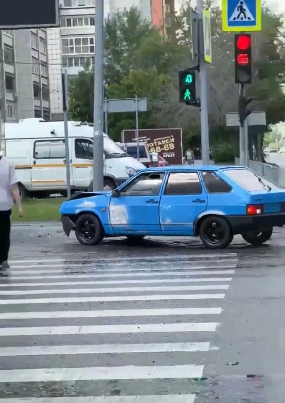 «Мастер парковки» в Тюмени: водитель «Лады» без номеров так спешил, что чуть не «припарковал» пешеходов у дерева «Мастер парковки» в Тюмени: водитель «Лады» без номеров так спешил, что чуть не «припарковал» пешеходов у дерева