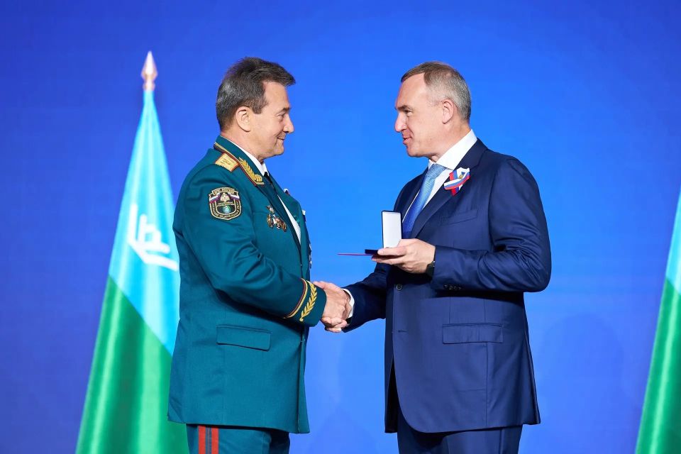Руслан Кухарук: Государственными и окружными наградами чествуем успехи тех, кто своим трудом, талантом и беззаветной преданностью Родине укрепляет ее мощь и славу Руслан Кухарук: Государственными и окружными наградами чествуем успехи тех, кто своим трудом, талантом и беззаветной преданностью Родине укрепляет ее мощь и славу