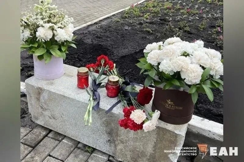 Екатеринбург скорбит: у «Большого Златоуста» возник стихийный мемориал