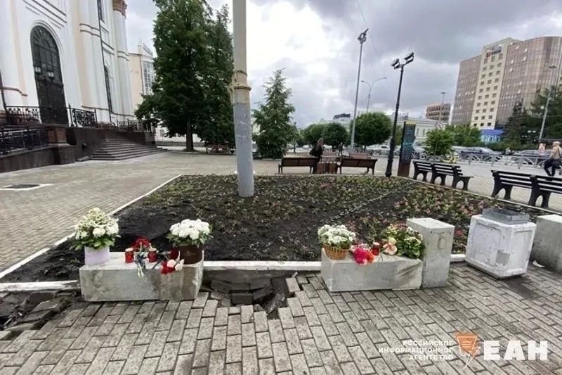 Екатеринбург скорбит: у «Большого Златоуста» возник стихийный мемориал Екатеринбург скорбит: у «Большого Златоуста» возник стихийный мемориал