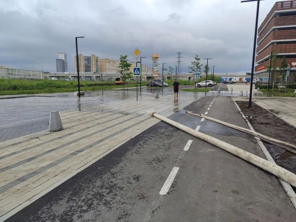 В Тюмени борются с последствиями ливня В Тюмени борются с последствиями ливня
