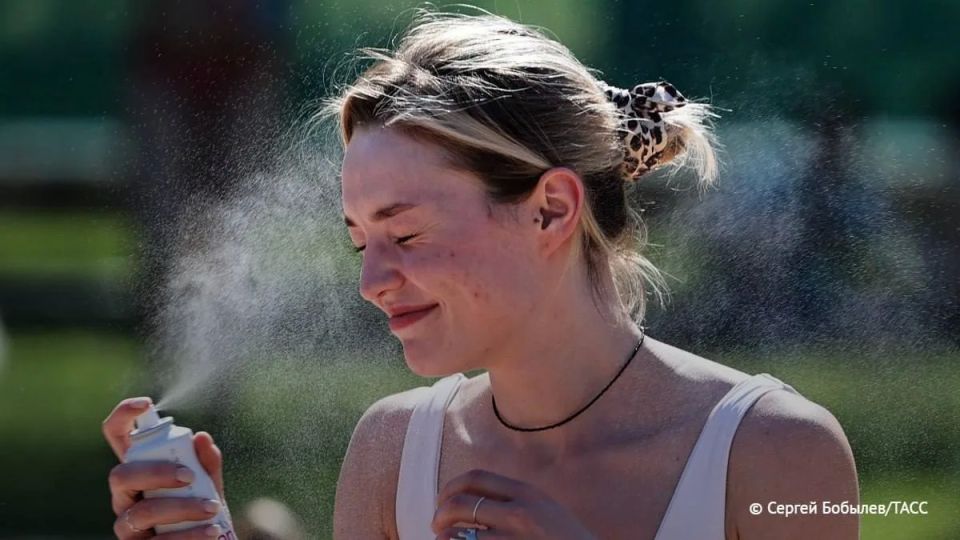 Использование ледяной воды и холодных компрессов для охлаждения человека при тепловом ударе может спровоцировать рефлекторный шок, остановку сердца и дыхания, сообщил ТАСС врач скорой медицинской помощи из Тюмени Олег...