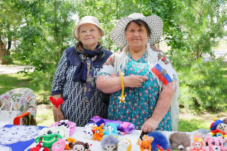 В Саду Ермака уже царит праздничная атмосфера — тоболяки и гости города собираются вместе, чтобы отметить главный государственный праздник В Саду Ермака уже царит праздничная атмосфера — тоболяки и гости города собираются вместе, чтобы отметить главный государственный праздник