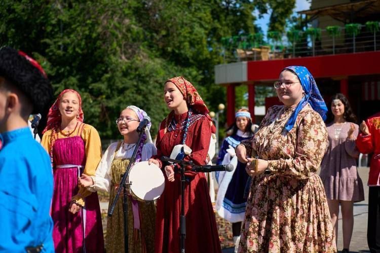 Скульптуру, посвященную сказке Петра Ершова "Конек-горбунок", открыли на тюменском Цветном бульваре в День России, 12 июня Скульптуру, посвященную сказке Петра Ершова "Конек-горбунок", открыли на тюменском Цветном бульваре в День России, 12 июня