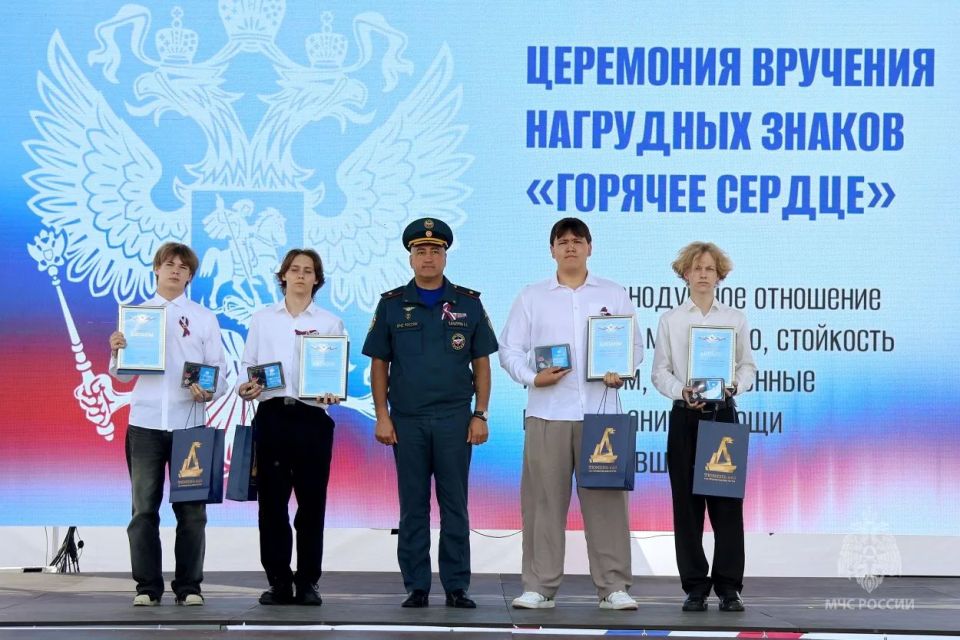 Главный спасатель Тюменской области поздравил участников акции «Мы – граждане России» Главный спасатель Тюменской области поздравил участников акции «Мы – граждане России»