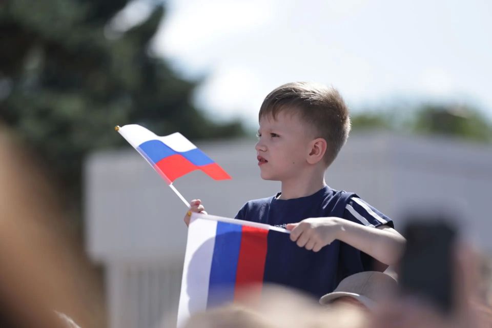 Максим Афанасьев: С удовольствием принял участие в первой городской хоровой акции «Многоголосая Тюмень – тебе, Россия!», потому что какой же праздник без песен? Максим Афанасьев: С удовольствием принял участие в первой городской хоровой акции «Многоголосая Тюмень – тебе, Россия!», потому что какой же праздник без песен?