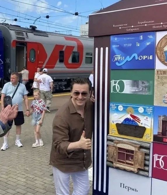 Сергея Безрукова снова заметили в Тюмени Поводом для приезда Народного артиста РФ стала встреча «Театрального поезда» — масштабного проекта к 150летию Союза театральных деятелей