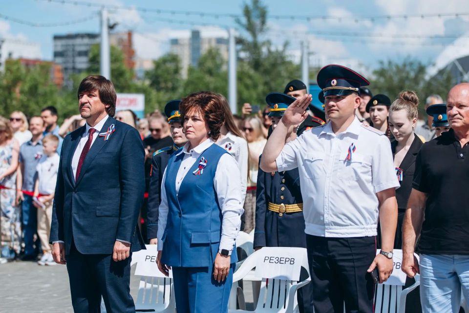 Максим Афанасьев: Мы отмечаем знаменательную дату — День России, и как же здорово, что именно сегодня наши юные тюменцы получили свой первый самый главный документ — паспорт гражданина Российской Федерации Максим Афанасьев: Мы отмечаем знаменательную дату — День России, и как же здорово, что именно сегодня наши юные тюменцы получили свой первый самый главный документ — паспорт гражданина Российской Федерации