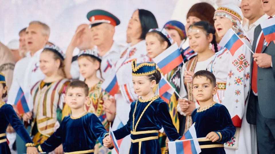С Днём России!. В Тюмени проходит XXXI областной фестиваль национальных культур «Мост дружбы»