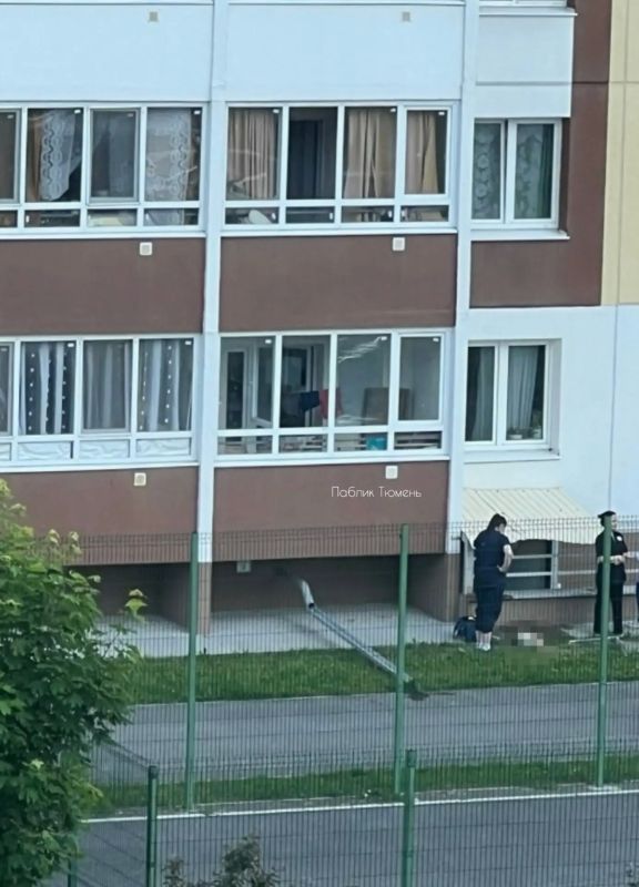 Малыш выпал из окна многоэтажки на Лесобазе Об этом рассказали очевидцы в сети