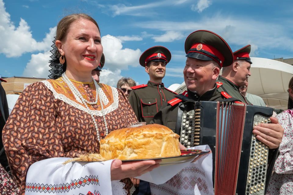 Роман Рзаев: фестиваль национальных культур «Мост дружбы» в Тюмени прошел на ура Роман Рзаев: фестиваль национальных культур «Мост дружбы» в Тюмени прошел на ура