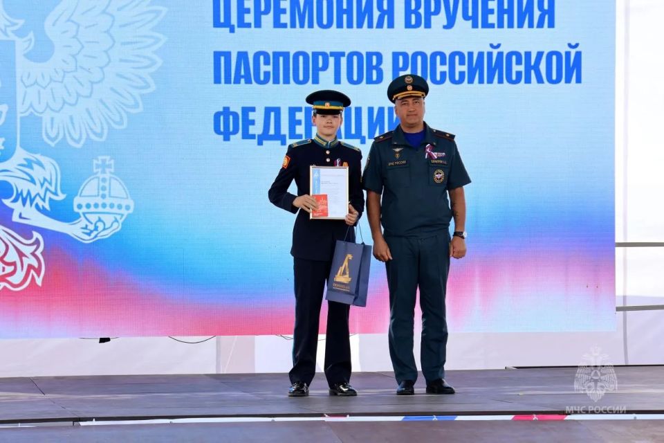 Главный спасатель Тюменской области поздравил участников акции «Мы – граждане России» Главный спасатель Тюменской области поздравил участников акции «Мы – граждане России»