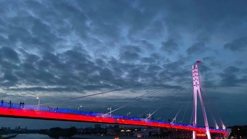 Мост Влюблённых станет настоящим символом праздника: в честь Дня России (12 июня) его окрасит подсветка в цветах национального флага