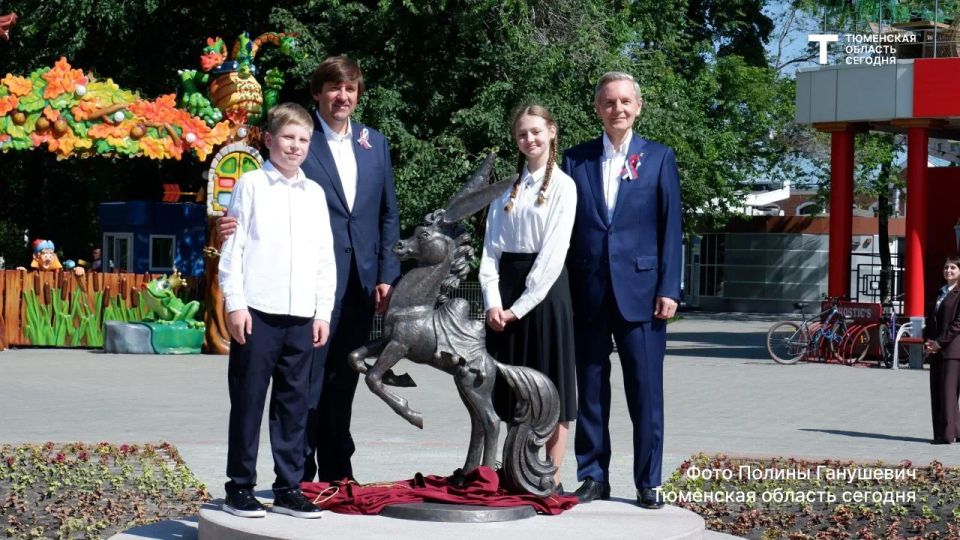 Бронзовый Конёк-Горбунок появился на Цветном бульваре в День России Бронзовый Конёк-Горбунок появился на Цветном бульваре в День России