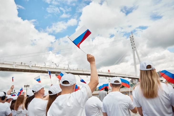 В преддверии Дня России на набережной Туры у Моста Влюбленных сотрудники ООО «Харампурнефтегаз» (дочернее Общество НК «Роснефть») провели красивый патриотичный флешмоб В преддверии Дня России на набережной Туры у Моста Влюбленных сотрудники ООО «Харампурнефтегаз» (дочернее Общество НК «Роснефть») провели красивый патриотичный флешмоб