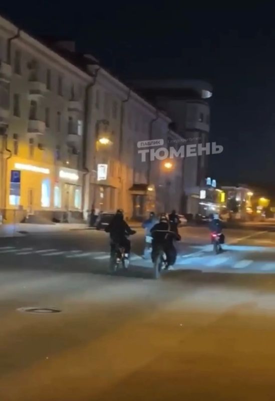 Вопреки всем запретам юные тюменцы продолжают кошмарить жителей центра, разъезжая на питбайках под покровом ночи Вопреки всем запретам юные тюменцы продолжают кошмарить жителей центра, разъезжая на питбайках под покровом ночи