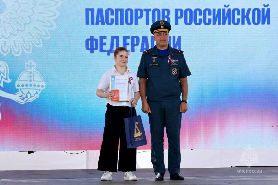 Главный спасатель Тюменской области поздравил участников акции «Мы – граждане России» Главный спасатель Тюменской области поздравил участников акции «Мы – граждане России»