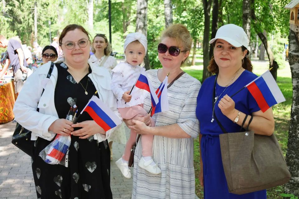 В Саду Ермака уже царит праздничная атмосфера — тоболяки и гости города собираются вместе, чтобы отметить главный государственный праздник В Саду Ермака уже царит праздничная атмосфера — тоболяки и гости города собираются вместе, чтобы отметить главный государственный праздник