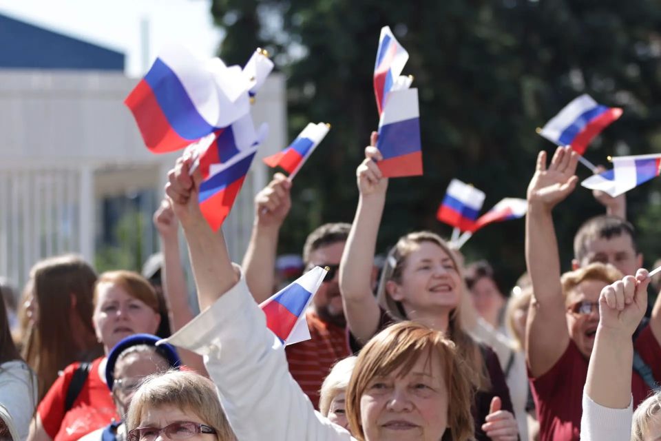 Максим Афанасьев: С удовольствием принял участие в первой городской хоровой акции «Многоголосая Тюмень – тебе, Россия!», потому что какой же праздник без песен? Максим Афанасьев: С удовольствием принял участие в первой городской хоровой акции «Многоголосая Тюмень – тебе, Россия!», потому что какой же праздник без песен?