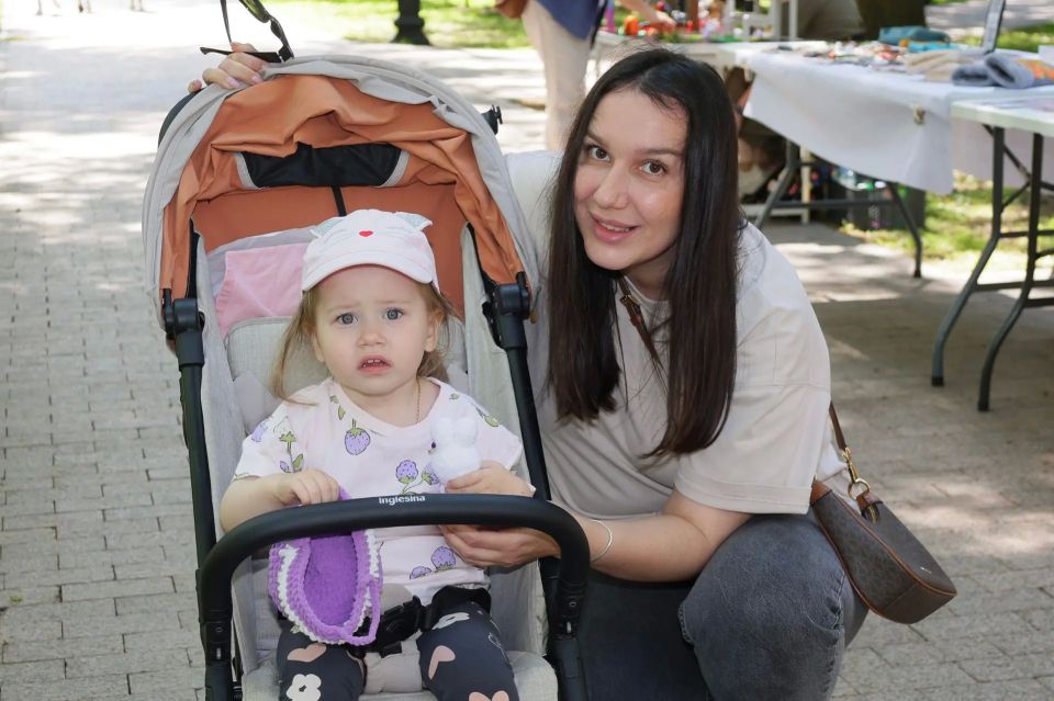 В Саду Ермака уже царит праздничная атмосфера — тоболяки и гости города собираются вместе, чтобы отметить главный государственный праздник В Саду Ермака уже царит праздничная атмосфера — тоболяки и гости города собираются вместе, чтобы отметить главный государственный праздник