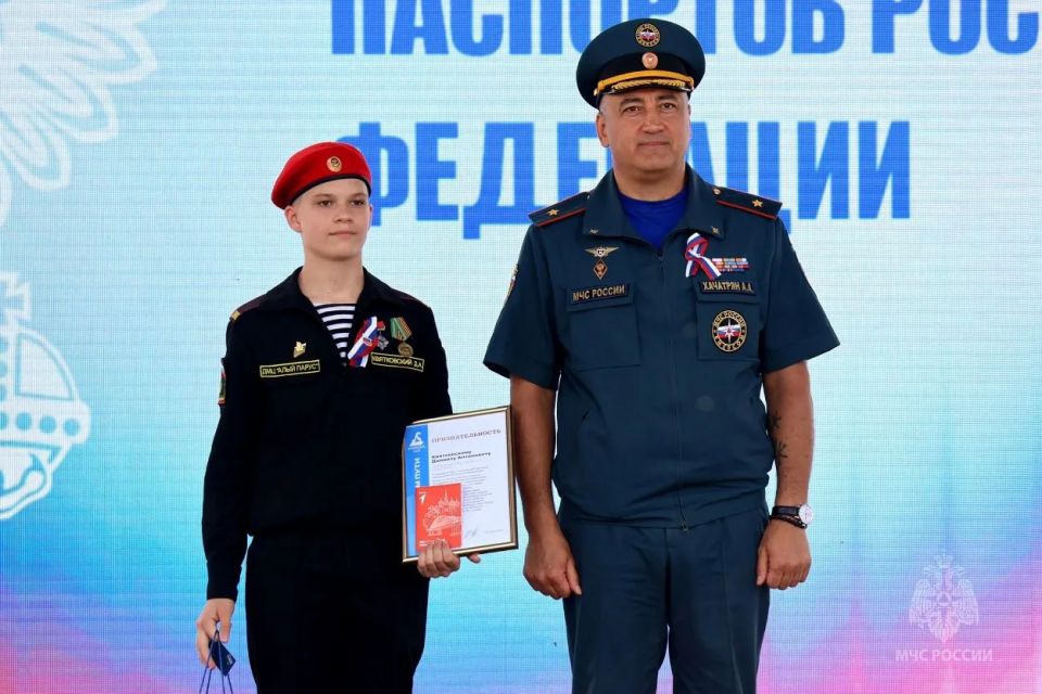 Главный спасатель Тюменской области поздравил участников акции «Мы – граждане России» Главный спасатель Тюменской области поздравил участников акции «Мы – граждане России»
