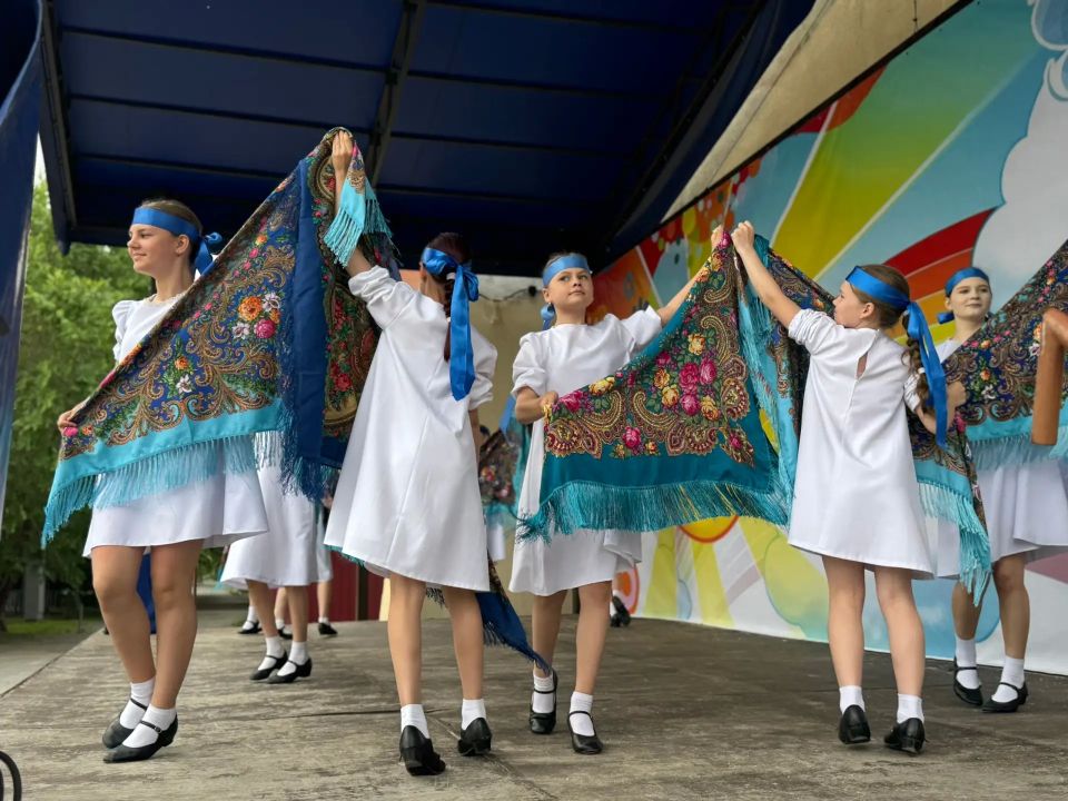«РОССИИ ПРОСТОРЫ РОДНЫЕ». Сегодня, 12 июня, наша страна отмечает важнейший государственный праздник - День России! В этот день в Сквере Депутатов прошла концертная программа, воспевающая величие нашей страны! Артисты ЦКиИ... «РОССИИ ПРОСТОРЫ РОДНЫЕ». Сегодня, 12 июня, наша страна отмечает важнейший государственный праздник - День России! В этот день в Сквере Депутатов прошла концертная программа, воспевающая величие нашей страны! Артисты ЦКиИ...