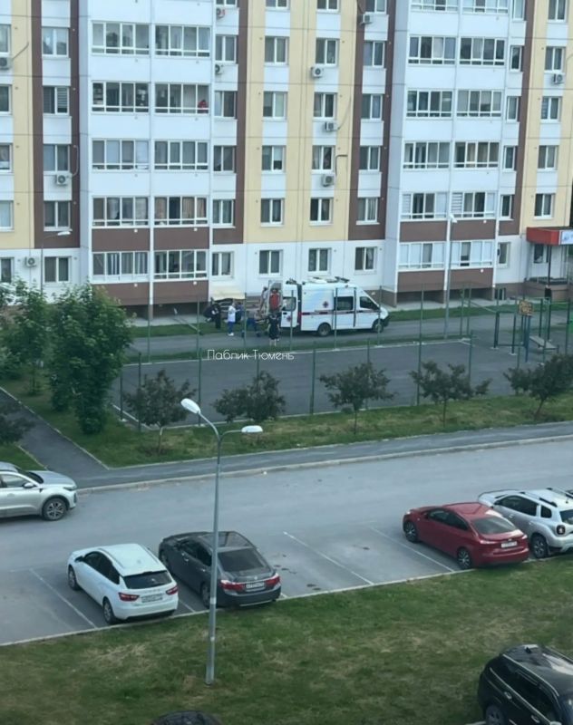 Малыш выпал из окна многоэтажки на Лесобазе Об этом рассказали очевидцы в сети Малыш выпал из окна многоэтажки на Лесобазе Об этом рассказали очевидцы в сети