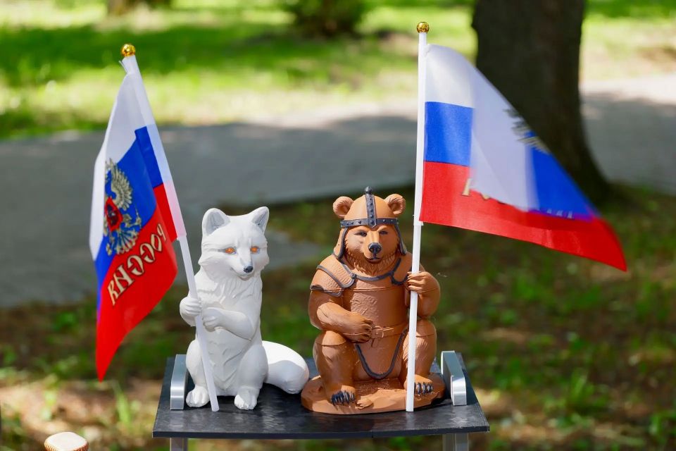 В Саду Ермака уже царит праздничная атмосфера — тоболяки и гости города собираются вместе, чтобы отметить главный государственный праздник В Саду Ермака уже царит праздничная атмосфера — тоболяки и гости города собираются вместе, чтобы отметить главный государственный праздник