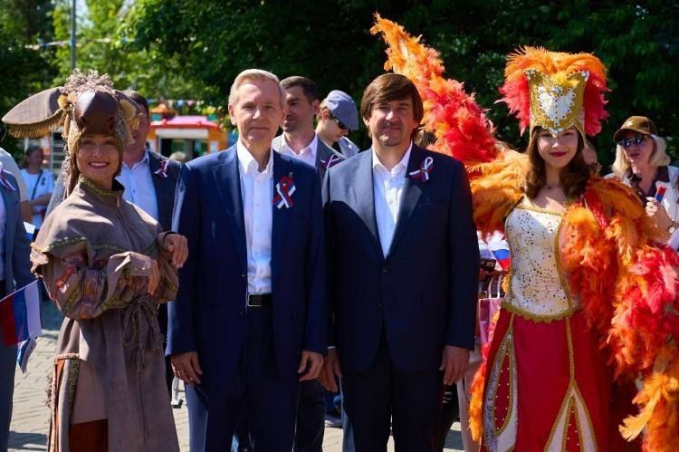 Скульптуру, посвященную сказке Петра Ершова "Конек-горбунок", открыли на тюменском Цветном бульваре в День России, 12 июня Скульптуру, посвященную сказке Петра Ершова "Конек-горбунок", открыли на тюменском Цветном бульваре в День России, 12 июня