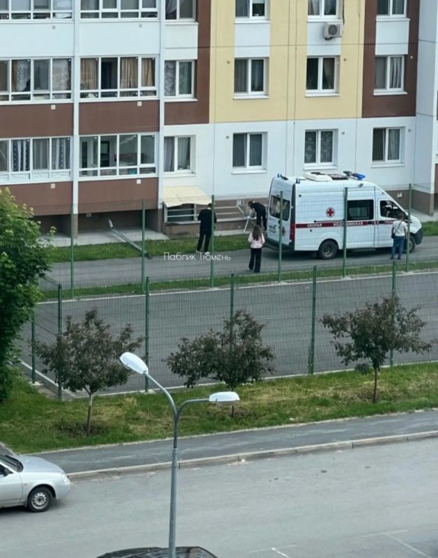 Малыш выпал из окна многоэтажки на Лесобазе Об этом рассказали очевидцы в сети Малыш выпал из окна многоэтажки на Лесобазе Об этом рассказали очевидцы в сети